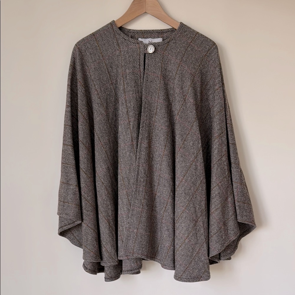 Moriarty's | Irish Celtic Knitwear Tweed Wool Cape with Buttons | One Size